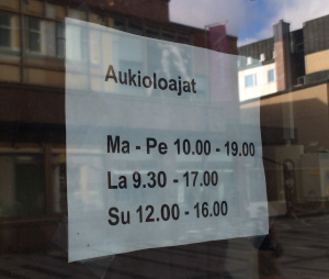 Mainokset telkkarissa - check. Aukioloajat ovessa - check.