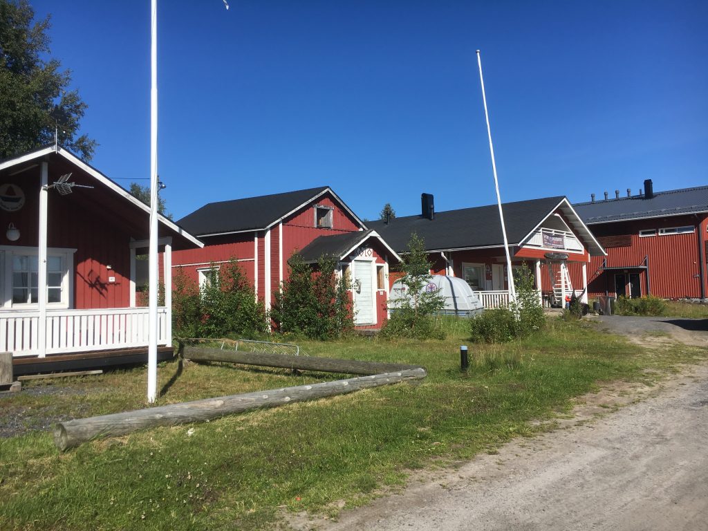 Kiviniemen kalasatama - uuden puolen rakennuksia.