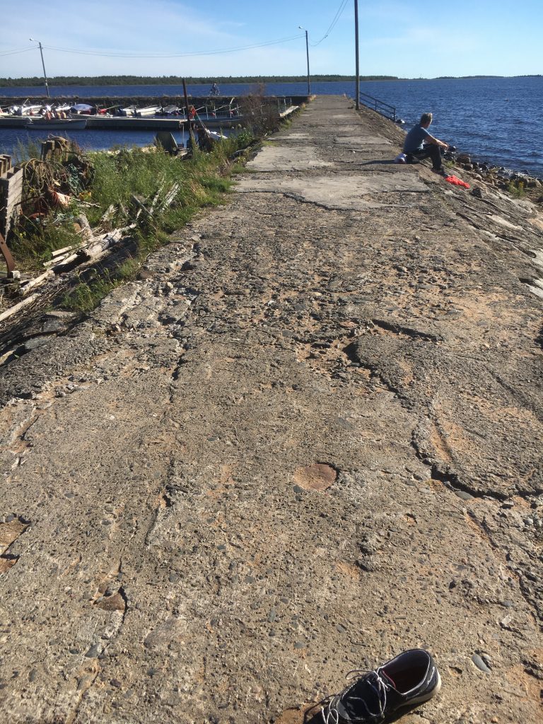 Aallonmurtajan kulunutta pintaa.